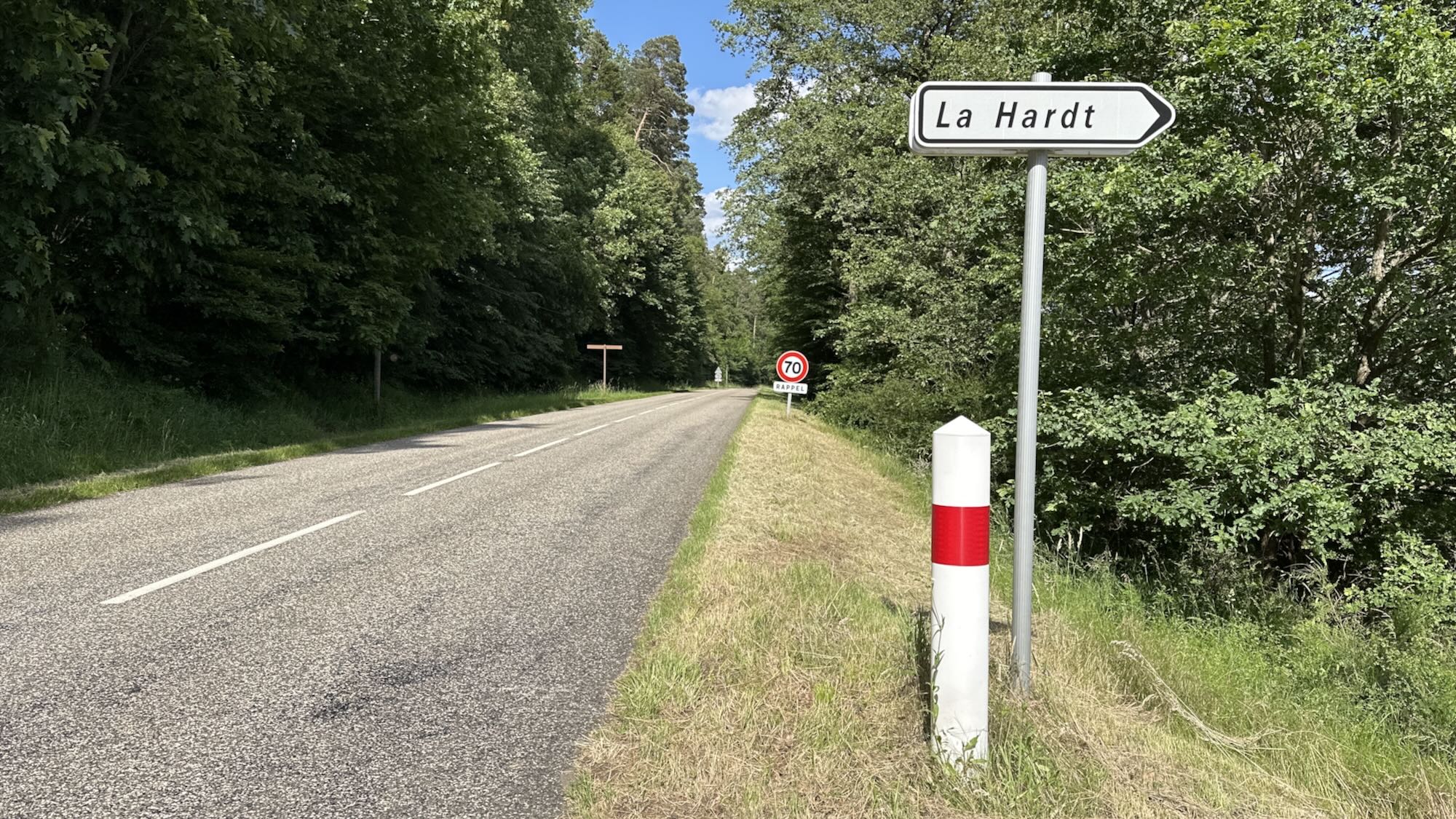 Nembenstraße im Elsass mit Ortsschild Le Hardt